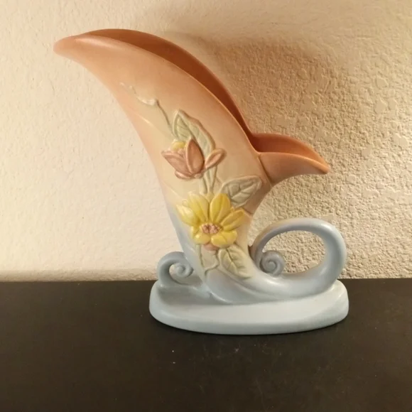 GORGEOUS Hull USA 9" Cornucopia Vase.